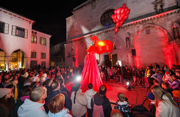 V Kopru prižgali lučke in odprli praznično Fantazimo (FOTO)