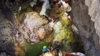 Umrlega potapljača ponoči prenesli iz &Scaron;kocjanskih jam, sodelovalo več kot sto ljudi (VIDEO)