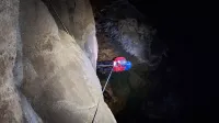 Umrlega potapljača ponoči prenesli iz &Scaron;kocjanskih jam, sodelovalo več kot sto ljudi (VIDEO)