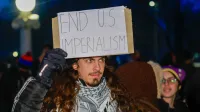Protestniki pred ameri&scaron;ko ambasado v Ljubljani: "Nasprotujemo krvavemu imperializmu!" (GALERIJA)