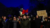 Protestniki pred ameri&scaron;ko ambasado v Ljubljani: "Nasprotujemo krvavemu imperializmu!" (GALERIJA)