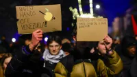 Protestniki pred ameri&scaron;ko ambasado v Ljubljani: "Nasprotujemo krvavemu imperializmu!" (GALERIJA)
