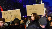 Protestniki pred ameri&scaron;ko ambasado v Ljubljani: "Nasprotujemo krvavemu imperializmu!" (GALERIJA)