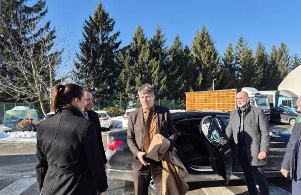Minister Sajovic v Pivki: "Upam, da bomo pri&scaron;li do nekega pametnega dogovora glede vadi&scaron;ča Poček"