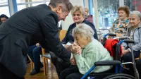Predsedniku vlade v DSO Izola zapela tudi Marjetka Popovski (GALERIJA)