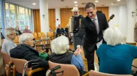 Predsedniku vlade v DSO Izola zapela tudi Marjetka Popovski (GALERIJA)