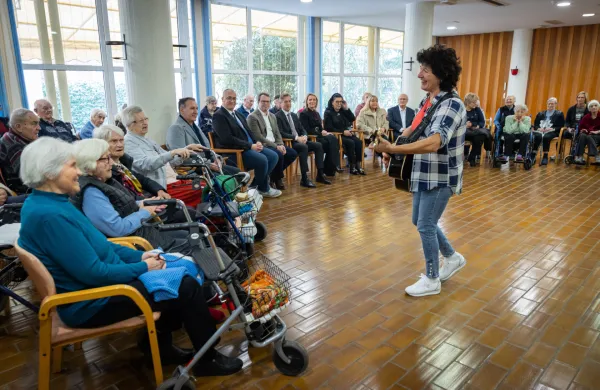Predsedniku vlade v DSO Izola zapela tudi Marjetka Popovski (GALERIJA)