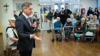 Predsedniku vlade v DSO Izola zapela tudi Marjetka Popovski (GALERIJA)