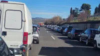 Na cesti prihaja prihaja do zastojev in dolge kolone avtomobilov.