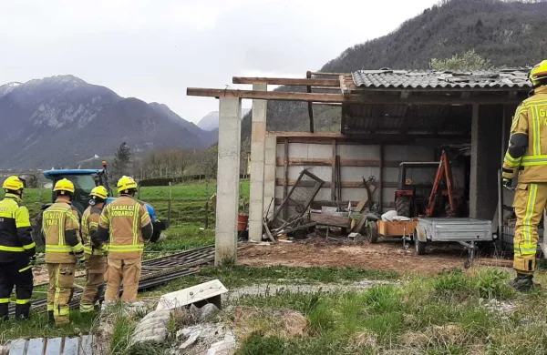 Močan veter povzroča težave tudi v Zgornjem Posočju in na Cerkljanskem