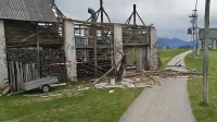 Močan veter je poškodoval številne objekte na Cerkljanskem.