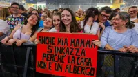 Nekdo je ubil Spider-mana: Max Pezzali razprodal Bonifiko (FOTOGALERIJA)