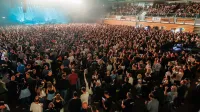 Nekdo je ubil Spider-mana: Max Pezzali razprodal Bonifiko (FOTOGALERIJA)