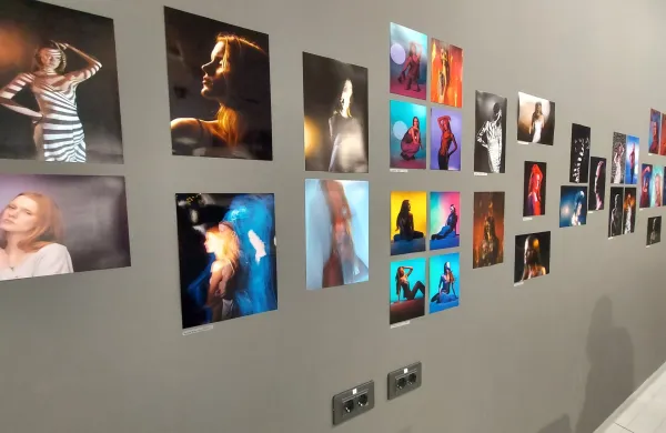 Letna &scaron;tudentska razstava na Akademiji umetnosti UNG premi&scaron;ljuje sodobni svet (FOTO)