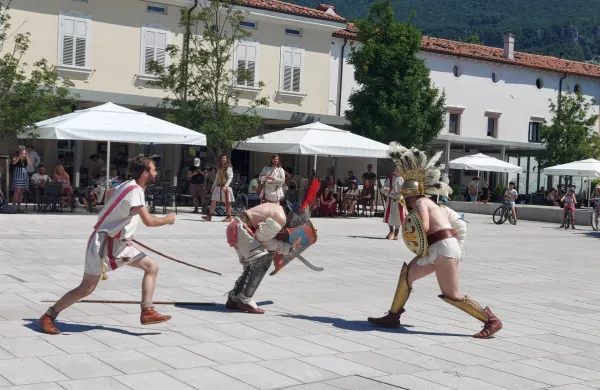 Ajdov&scaron;čina in Hru&scaron;ica danes in jutri vabita na festival poznoantične kulture