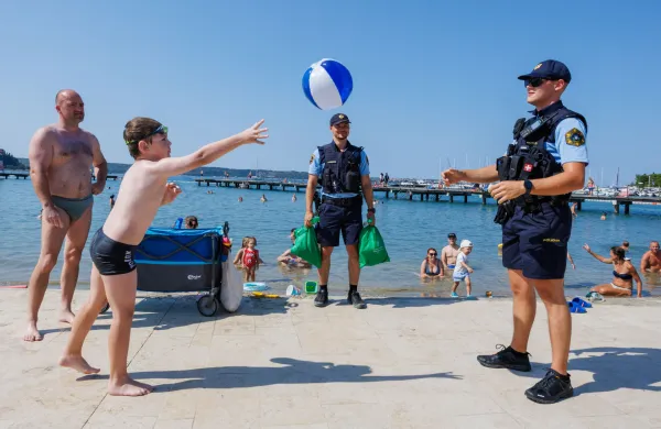 Policisti na portoro&scaron;ki plaži: Tatvine večinoma izvajajo tuje organizirane skupine (FOTO)