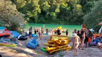 Punk rock med udarnimi sporočili in namakanjem v Soči