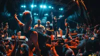 Punk rock med udarnimi sporočili in namakanjem v Soči