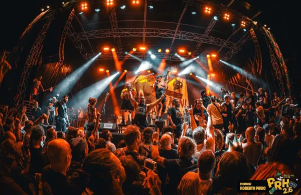 Punk rock med udarnimi sporočili in namakanjem v Soči