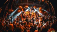 Punk rock med udarnimi sporočili in namakanjem v Soči