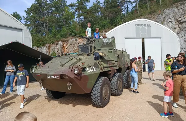 (GALERIJA) Park voja&scaron;ke zgodovine Pivka ob 20-letnici pripravil ZgodoVikend