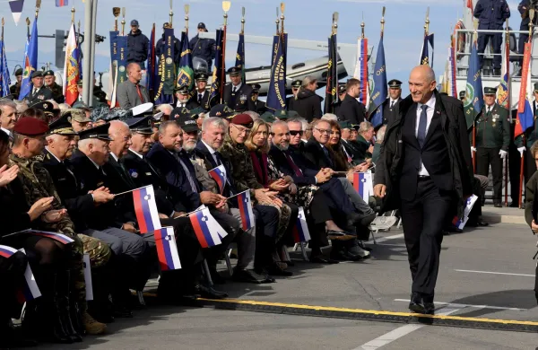 (GALERIJA) Dan suverenosti v Kopru pospremili tudi žvižgi protestnikov
