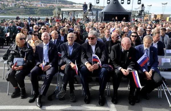 Proslavo ob dnevu suverenosti zasenčili žvižgi. Protestnico oglobili za 1750 evrov.