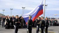 Proslavo ob dnevu suverenosti zasenčili žvižgi. Protestnico oglobili za 1750 evrov.