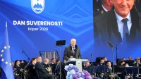 Proslavo ob dnevu suverenosti zasenčili žvižgi. Protestnico oglobili za 1750 evrov.