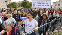 Proslavo ob dnevu suverenosti zasenčili žvižgi. Protestnico oglobili za 1750 evrov.