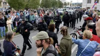 Proslavo ob dnevu suverenosti zasenčili žvižgi. Protestnico oglobili za 1750 evrov.