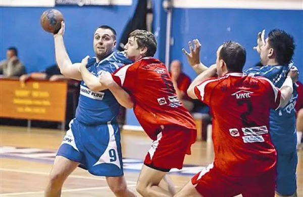 Rokometaši Izole (v modrem) so si tako kot zadnja leta šele v končnici sezone zagotovili obstanek v ligi