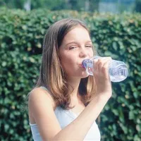 Poleti naj bi zdrav človek popil vsaj dva litra vode na dan