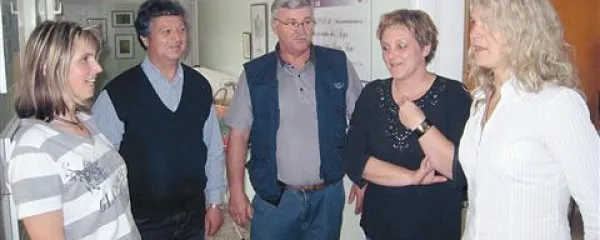 Del  ekipe Barčice (z leve): Ingrid Nežič in Marino Plahuta, ki sta  zaposlena prek javnih del, delovni inštruktor Milivoj Šturman, medicinska sestra Liljana Matič in vodja Barčice Tjaša Rodman