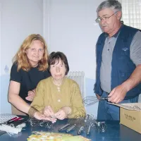 Čeprav delata Silvana (v sredini) in Danila v Barčici že vrsto let, še vedno radi prisluhneta nasvetom delovnega  inštruktorja Frankota.   