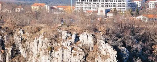 Divača je zagotovo  tisto podeželsko naselje, ki je v zadnjih letih doživelo največje spremembe. Trend urbanizacije ji je prinesel številne novogradnje. Iz “starega”urbanega tkiva na sliki izstopa velika novogradnja - Gabrovo naselje, nedaleč od udorne jame Risnik