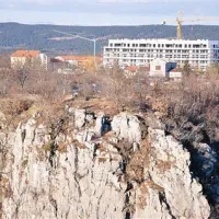 Divača je zagotovo  tisto podeželsko naselje, ki je v zadnjih letih doživelo največje spremembe. Trend urbanizacije ji je prinesel številne novogradnje. Iz “starega”urbanega tkiva na sliki izstopa velika novogradnja - Gabrovo naselje, nedaleč od udorne jame Risnik