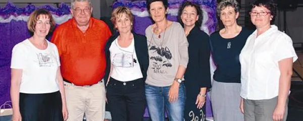 Predavanje so organizirale vse tri izolske osnovne šole. Na fotografiji (z leve): Lenčka Prelovšek, ravnateljica OŠ Vojke Šmuc, Jesper Juul, Vanja Lukežič, pomočnica ravnateljice OŠ Vojke Šmuc, Nerina Bonassin Battelli, svetovalka  na OŠ Dante Alighieri, Maja Cetin, ravnateljica OŠ Livade,  Alica Prinčič Röhler, predstojnica ZRSŠ Koper, in Simona Angelini, ravnateljica OŠ Dante Alighieri.