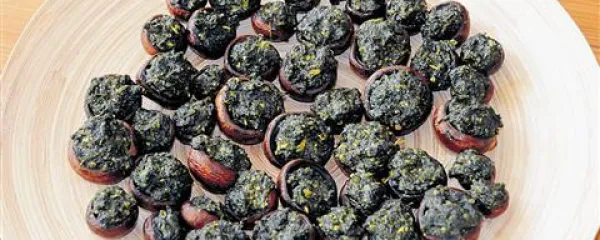 Šampinjone posušijo v sušilniku, na temperaturi, nižji od 50 stopinj Celzija, da ohranijo vse encime, vitamine in minerale