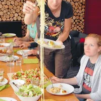 Špagete iz bučk, glavno atrakcijo delavnice,  narežejo s posebnim rezalnikom