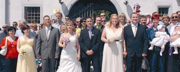  Valentina in Pavel Cigoj, Patricija Rijavec Furlan in Matevž Furlan ter Sabrina in Gregor Rijavec (z leve) so na  poroko  skupaj povabili  140 svatov. Za svatbo, ki so jo sami pripravili na gradu v Ozeljanu, pa so odšteli 4300 evrov. Glede na to, da povprečna slovenska poroka stane kar okrog 10.000 evrov, jim je tudi na tem področju uspelo nemogoče.
