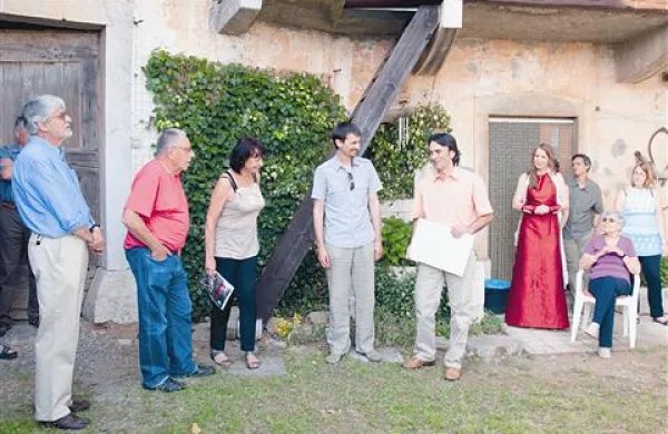 Ivo Svetina, Dušan Jovanovič, Manca Košir, Gašper Troha, Boštjan Jenko, Ljoba Jenče (z leve), sedi Alenka Goljevšček, vdova Tarasa Kermaunerja, med podelitvijo štipendije