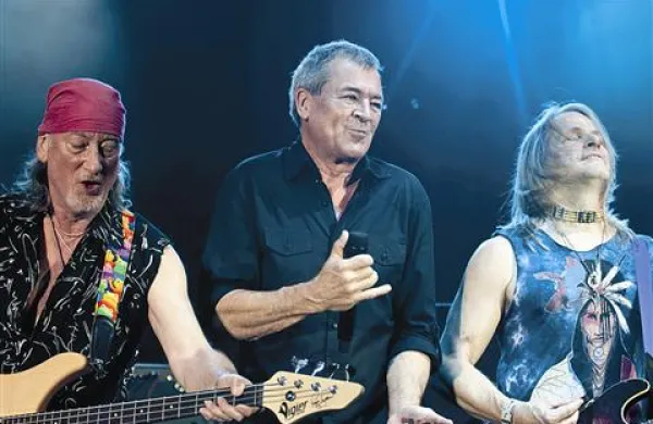 Ian Gillan (v sredini) ni skrival navdušenja