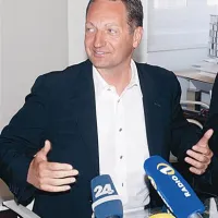 Boris Popovič bo moral bivšemu prvemu možu slovenske policije plačati 4000 evrov