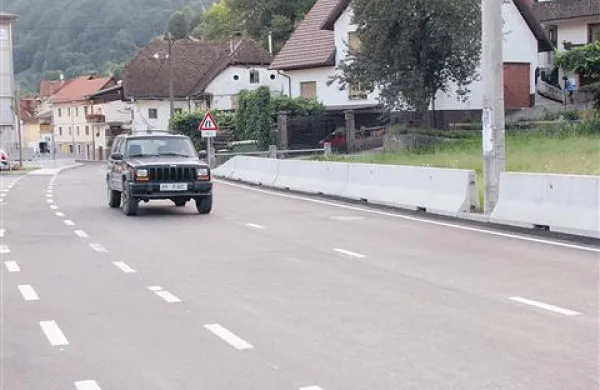 Pot iz Cerkna (na fotografiji) na Gorenjsko bo skozi predor bistveno krajša
