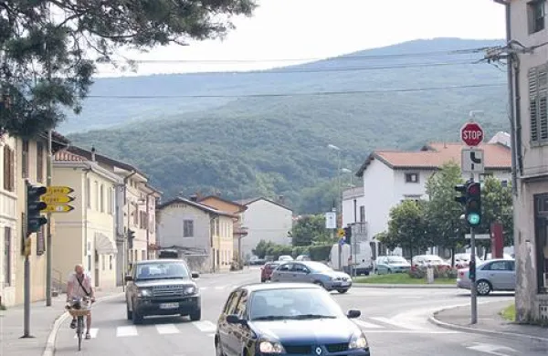 Križišče pri hotelu Sabotin (na fotografiji) bodo preuredili v   krožišče 