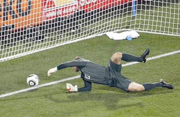 V slovenski skupini C so v glavnih vlogah vratarji. Tako je Anglež   Robert Green Američanom podaril zadetek in točko