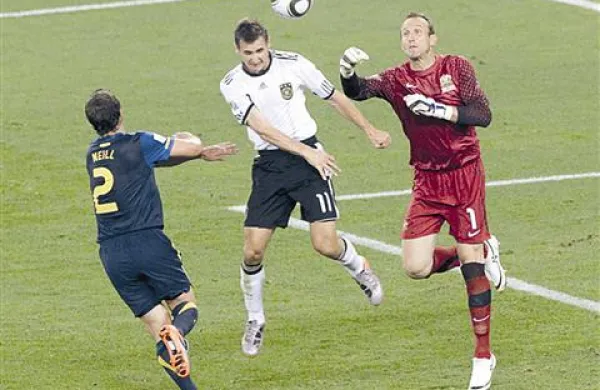Nemci (v sredini je Klose) so nadigrali Avstralce