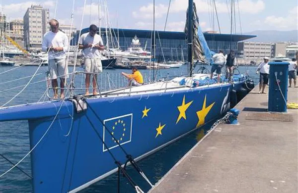 V Cannesu so  Esimit Europa 2  (nekdanjo novozelandsko Alfa Romeo 2) zadnje dni  še urejali za današnji krst