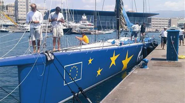 V Cannesu so  Esimit Europa 2  (nekdanjo novozelandsko Alfa Romeo 2) zadnje dni  še urejali za današnji krst